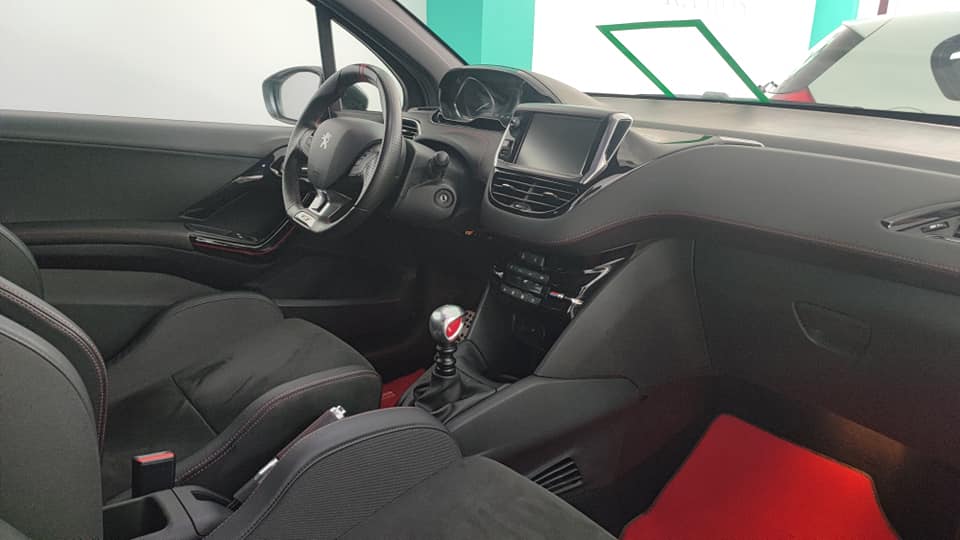 Peugeot 208 GTi segunda mano, año de fabricación - 2016, color negro, precio 19490€ | foto-7