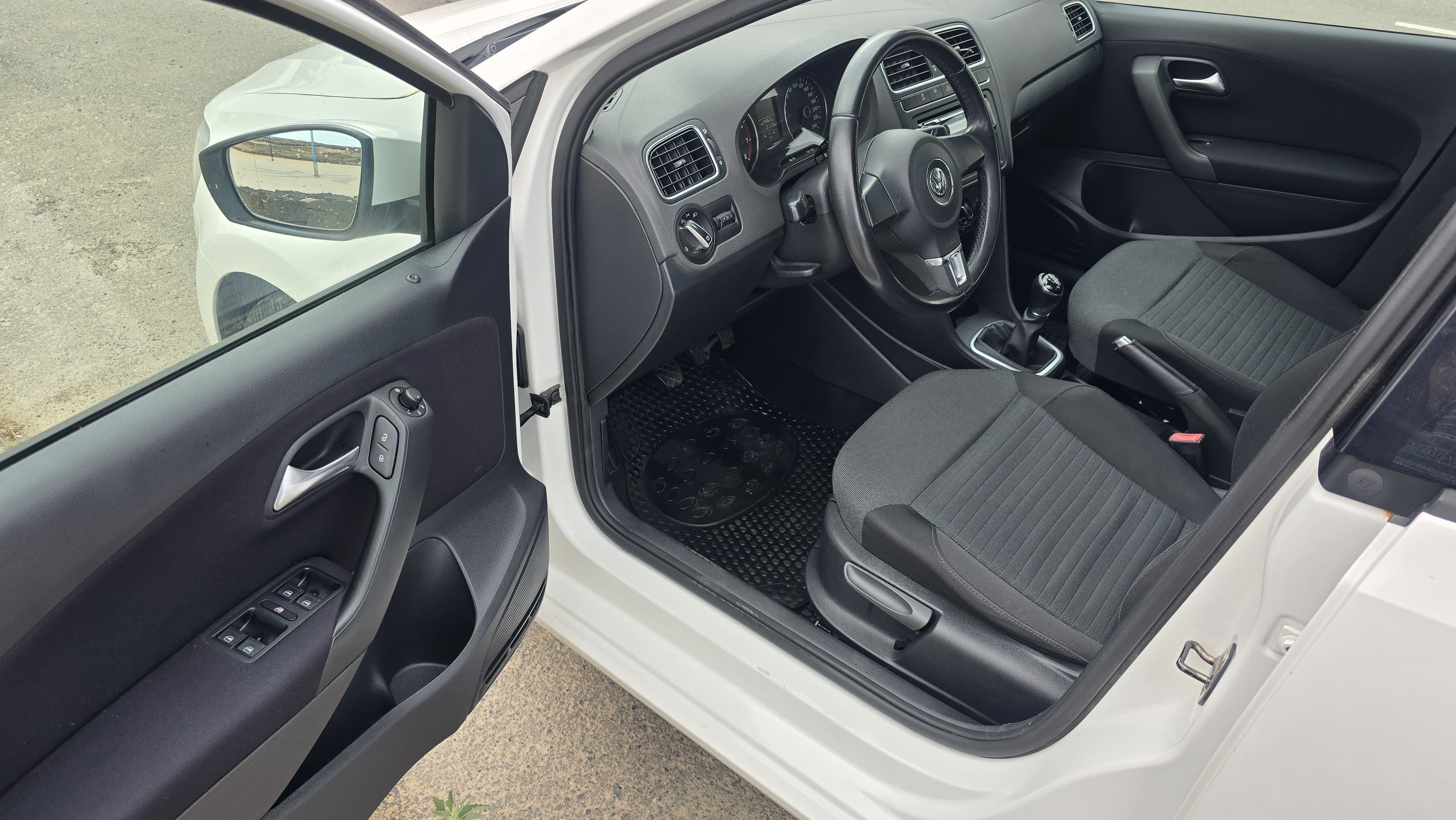 Volkswagen Polo segunda mano, año de fabricación - 2014, color blanco, precio 7800€ | foto-8