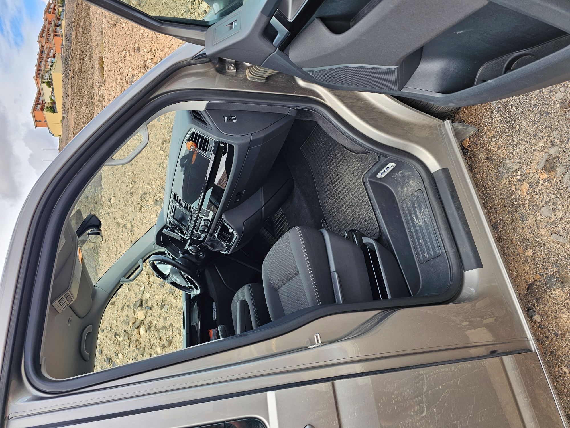 Volkswagen Multivan segunda mano, año de fabricación - 2016, color marrón, precio 37500€ | foto-13