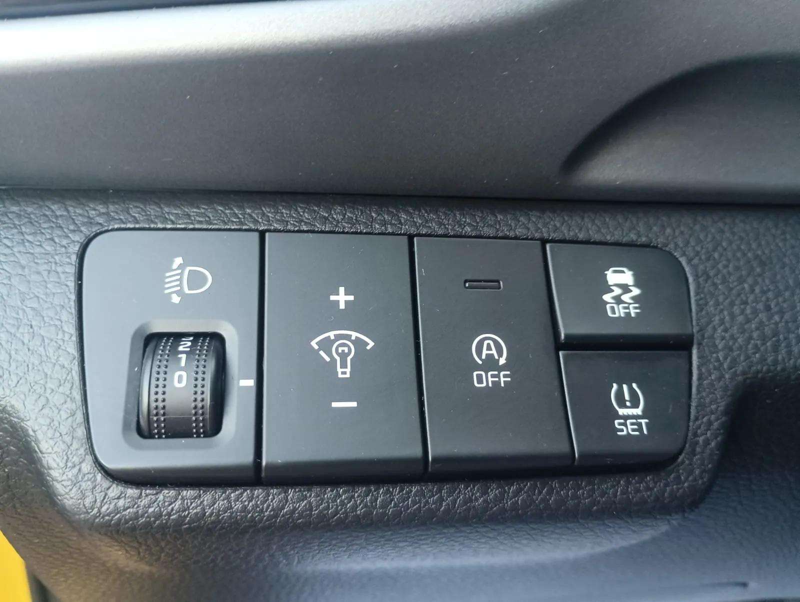 Kia Stonic segunda mano, año de fabricación - 2023, color amarillo, precio 14490€ | foto-12