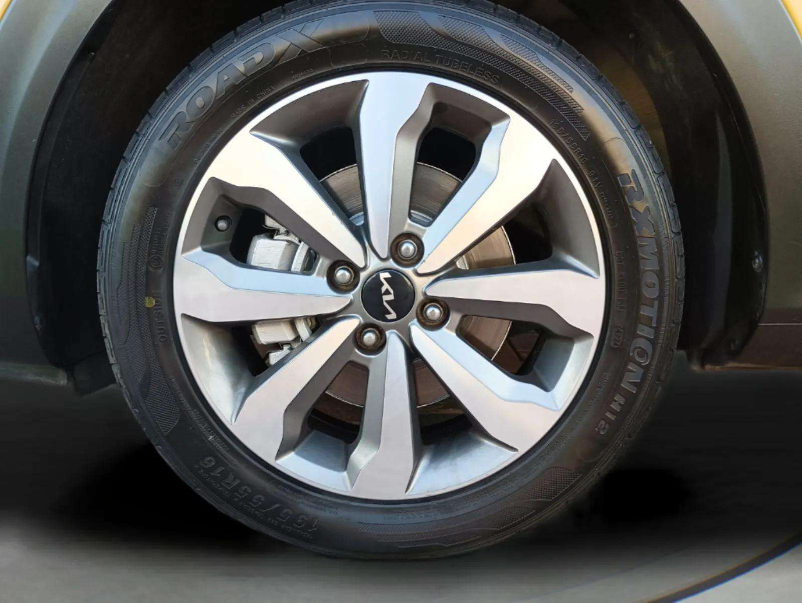 Kia Stonic segunda mano, año de fabricación - 2023, color amarillo, precio 14490€ | foto-19