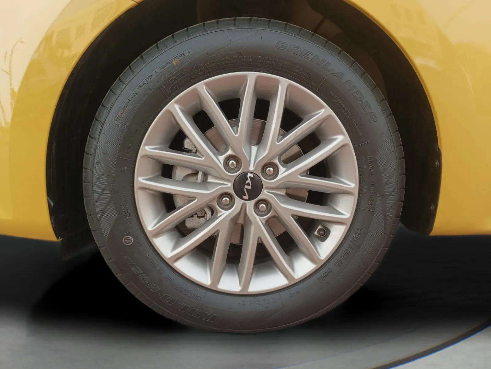 Kia Rio segunda mano, año de fabricación - 2023, color amarillo, precio 13490€ | foto-18